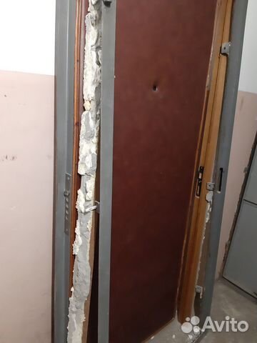 Продаю металлическую дверь б/у