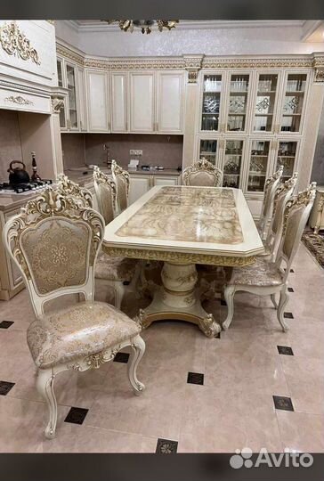 Стол и стулья