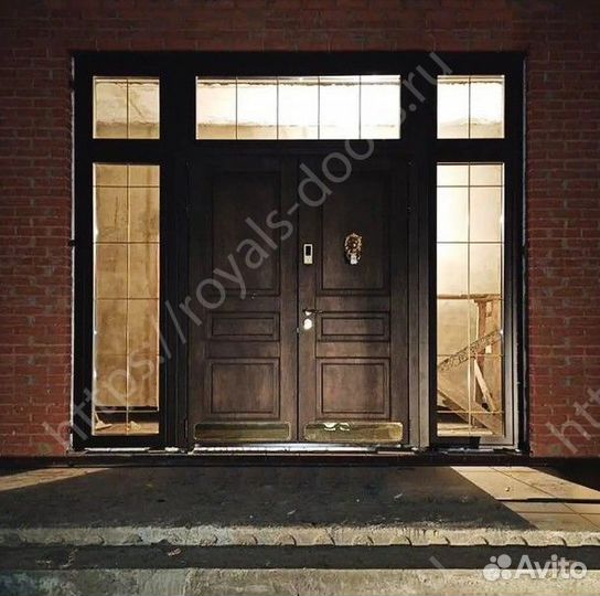 Двустворчатая металлическая входная дверь в дом