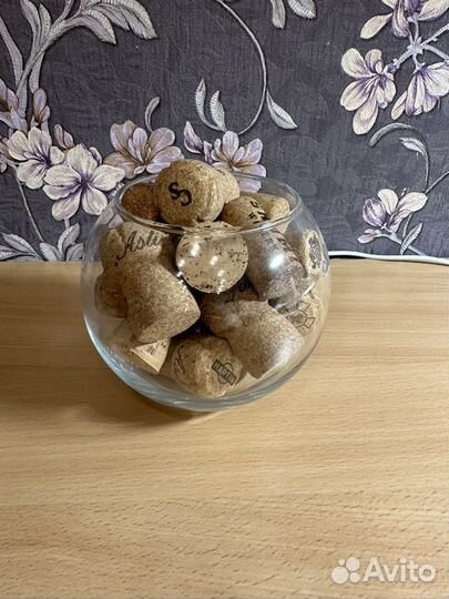 Пробки от шампанского в вазе