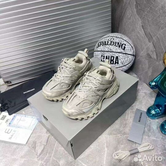 Кроссовки женские