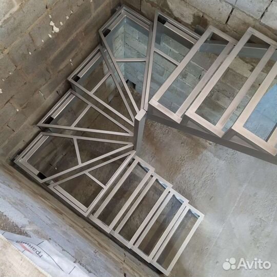 Лестница на металлическом каркасе