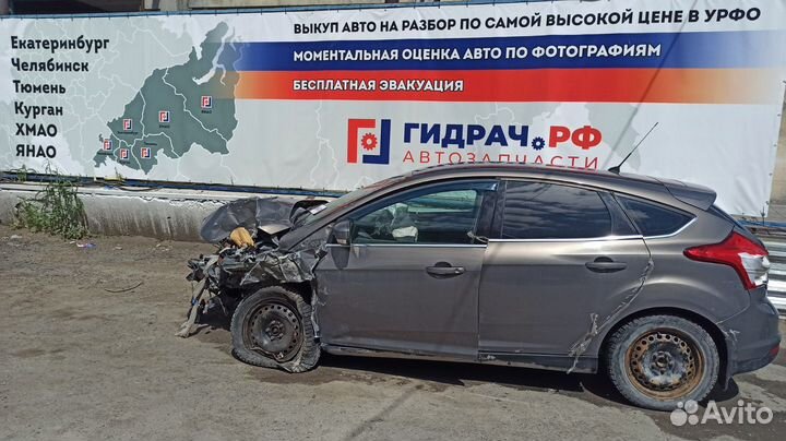 Ответная часть ремня безопасности Ford Focus 3 1741765. Трещина