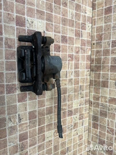 Задний левый суппорт на Mitsubishi Lancer 10