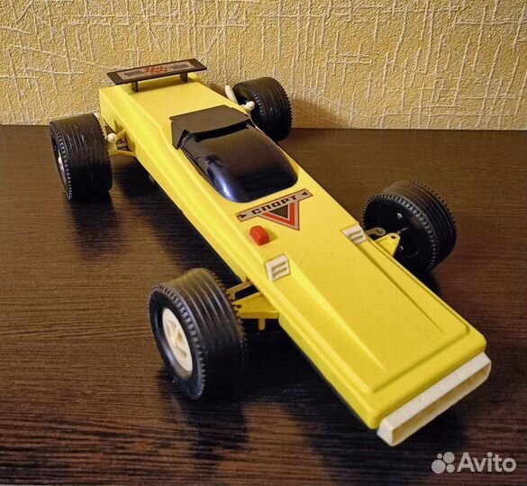 Гоночная машина на радиоуправлении