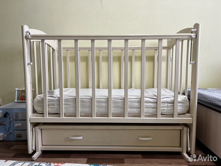 Детская кроватка с маятником и ящиком