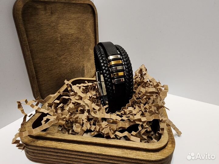 Кожаный браслет с металлическими вставками