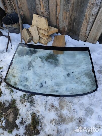 Заднее лобовое стекло от Субару Импреза 99 год