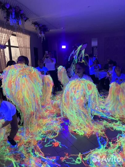 Человек пружина неоновое шоу