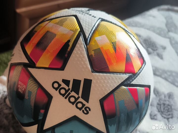 Футбольный мяч профессиональный