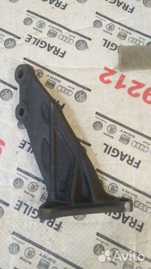 Кронштейн двигателя задний правый Toyota Mark2