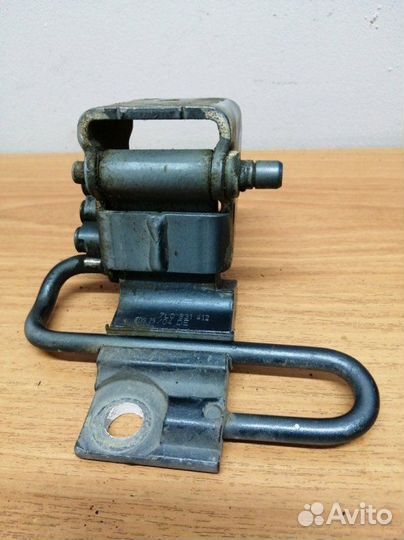 Петля двери передняя правая Volkswagen Touareg 1