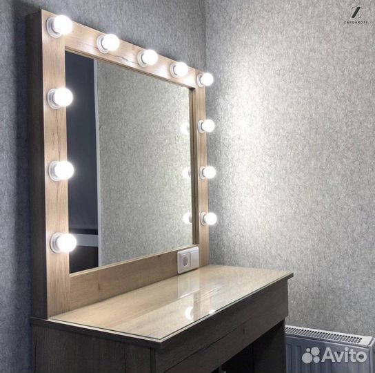 Туалетный столик для косметики с гримерным зеркало