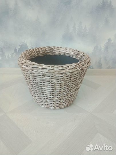 Кашпо из ротанга ручной работы