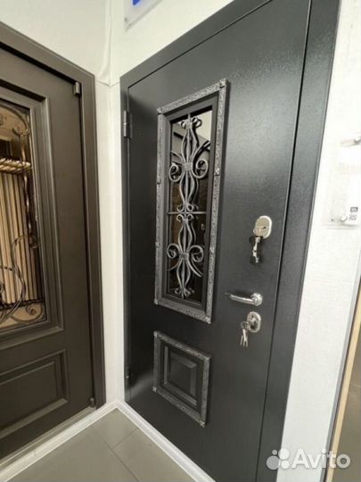 Дверь входная с ковкой со стеклопакетом