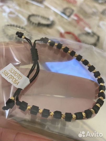 Золотые браслеты на нитках