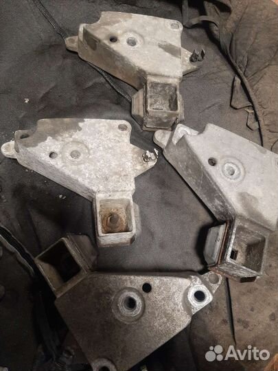 Кронштейн двигателя правый Renault Kangoo Logan 1