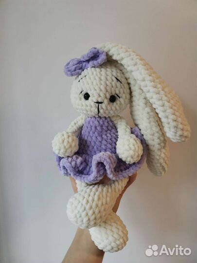 Вязаная игрушка заяц