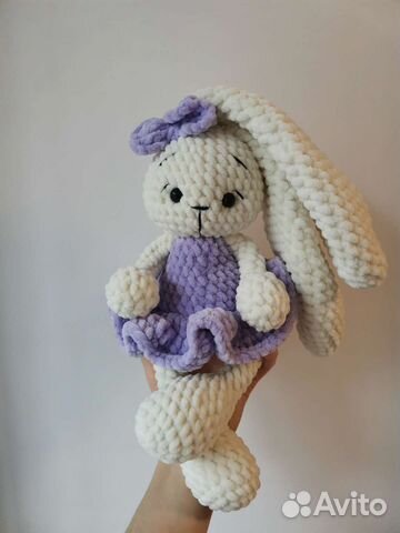 Вязаная игрушка заяц