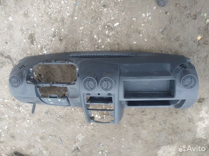 Торпедо Renault Logan седан 1.4 2009