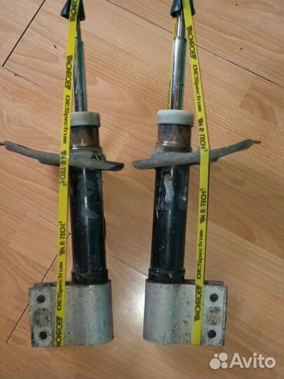 Передние стойки амортизаторов Пежо 408