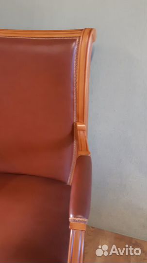 Кресло офисное Тайвань, кожа, дерево