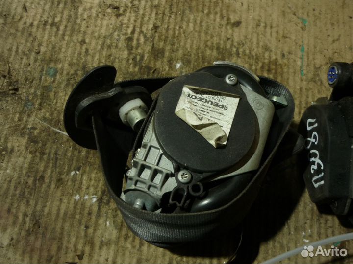 Ремень безопасноти правый Пежо 308