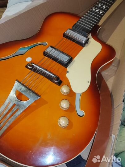 Полуакустическая электрогитара