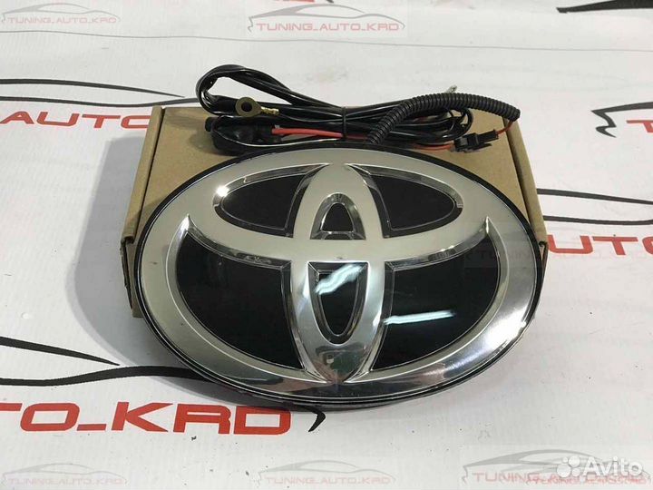 Эмблемма в решетку радиатора Toyota LC 200 LED B46