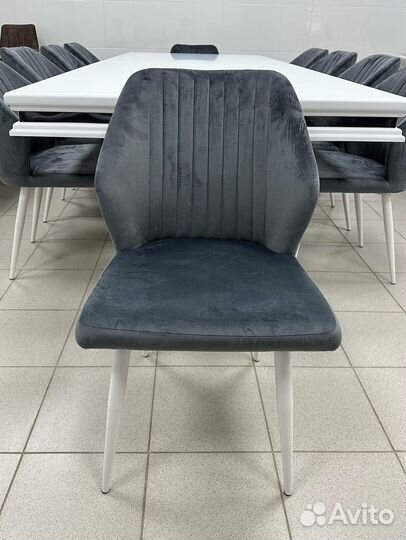 Стол и стулья