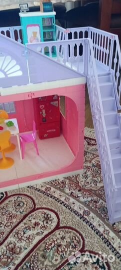 Большой кукольный домик с мебелью