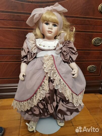 Коллекционная фарфоровая кукла