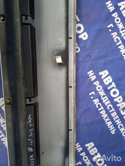 Молдинг на дверь. Toyota Noah минивен 1AZ-FSE 2004