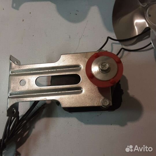 Вентилятор с крыльчаткой на подставке LTM-3220