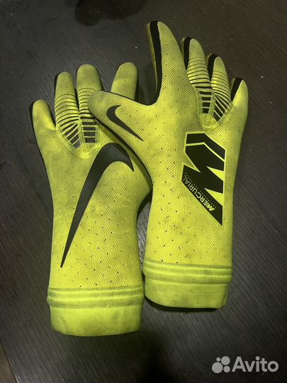 Профессиональные вратарские перчатки Nike