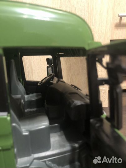 Bruder Грузовик с Дорожными Знаками