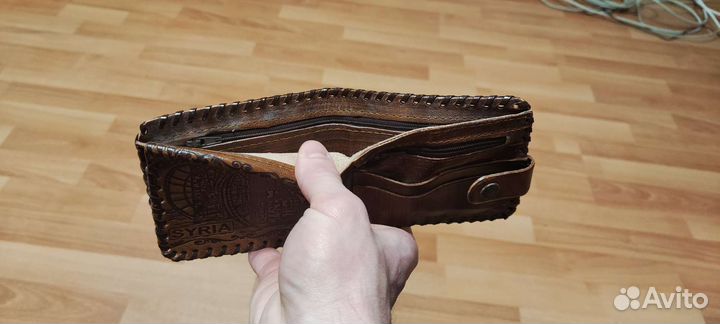 Бумажник из верблюжьей кожи, но это не точно