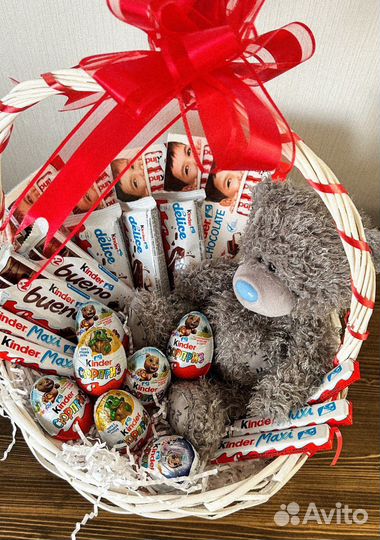 Подарок Корзинка с мишкой и киндер шоколадом