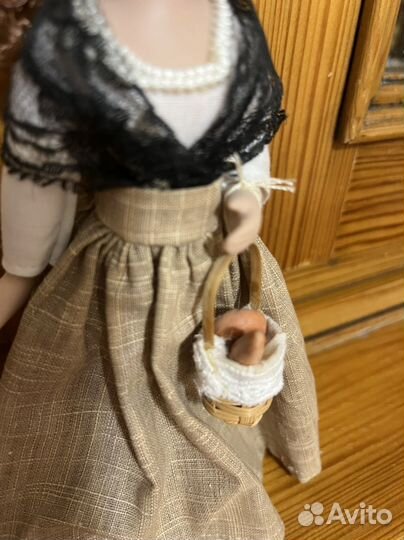 Кукла фарфоровая коллекционная