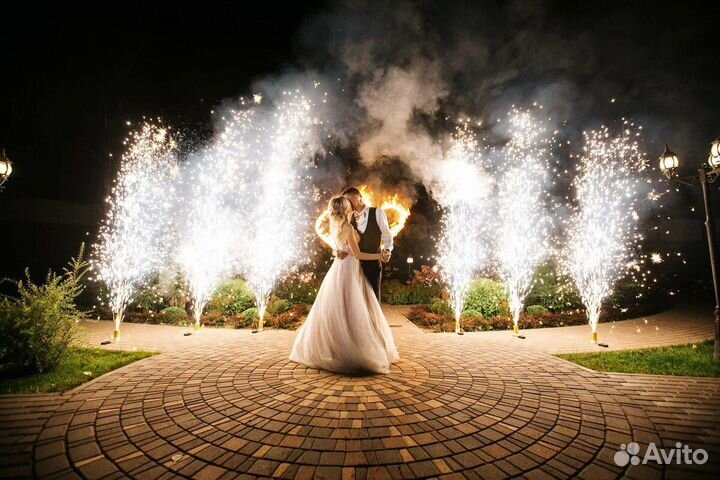 Запуск пиротехнических фонтанов на свадьбу