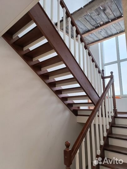 Удобные лестницы из дерева в каркасный дом