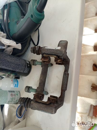 Скоба суппорта volkswagen Jetta V