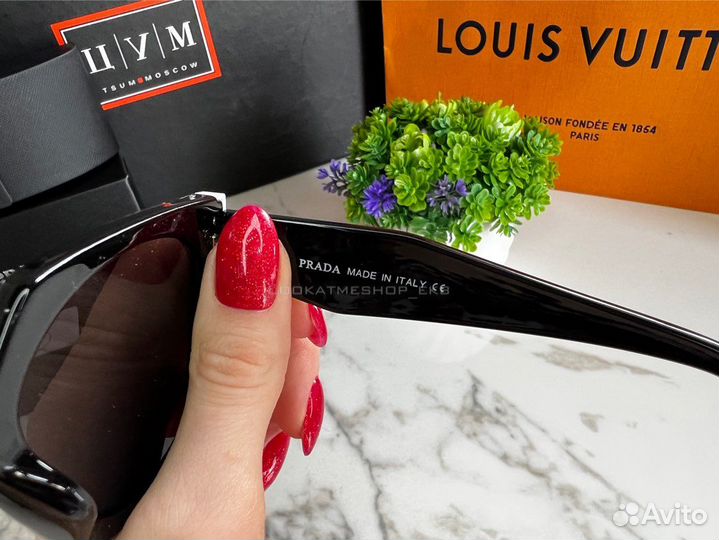 Prada очки солнцезащитные женские