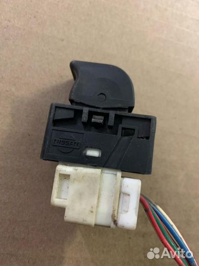 Кнопка стеклоподъемника двери Nissan Primera P11