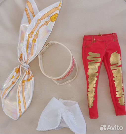 Лот одежды для куклы Rainbow High