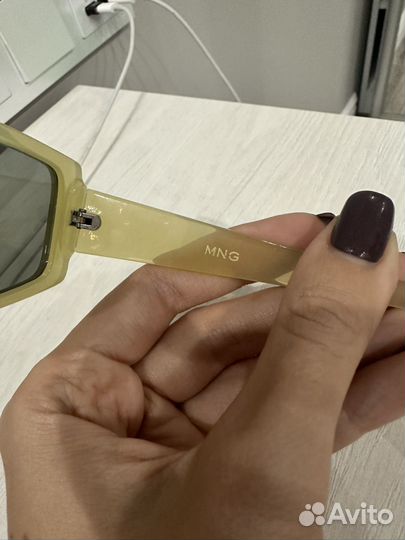 Солнцезащитные очки женские Mango