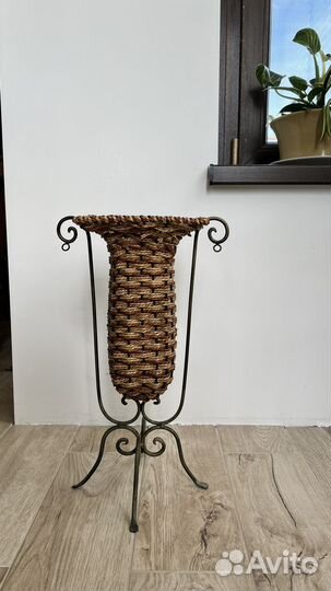 Плетеный вазон с вензелями