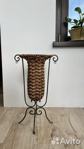 Плетеный вазон с вензелями