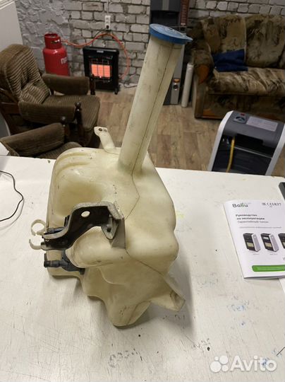 Бачок омывателя лобового Toyota Avensis 1