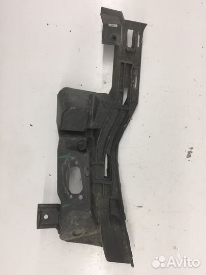 Кронштейн переднего бампера (Audi A6)